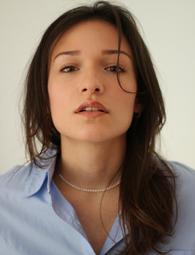 Enola Cox , Artiste-Interprète - Agence Anora