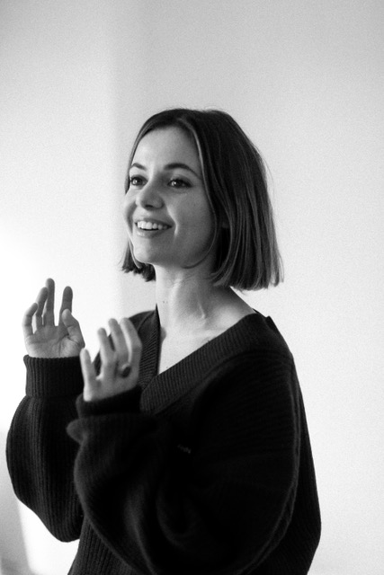 Enya Baroux, Artiste-Interprète, Réalisatrice, Scénariste - Agence Anora