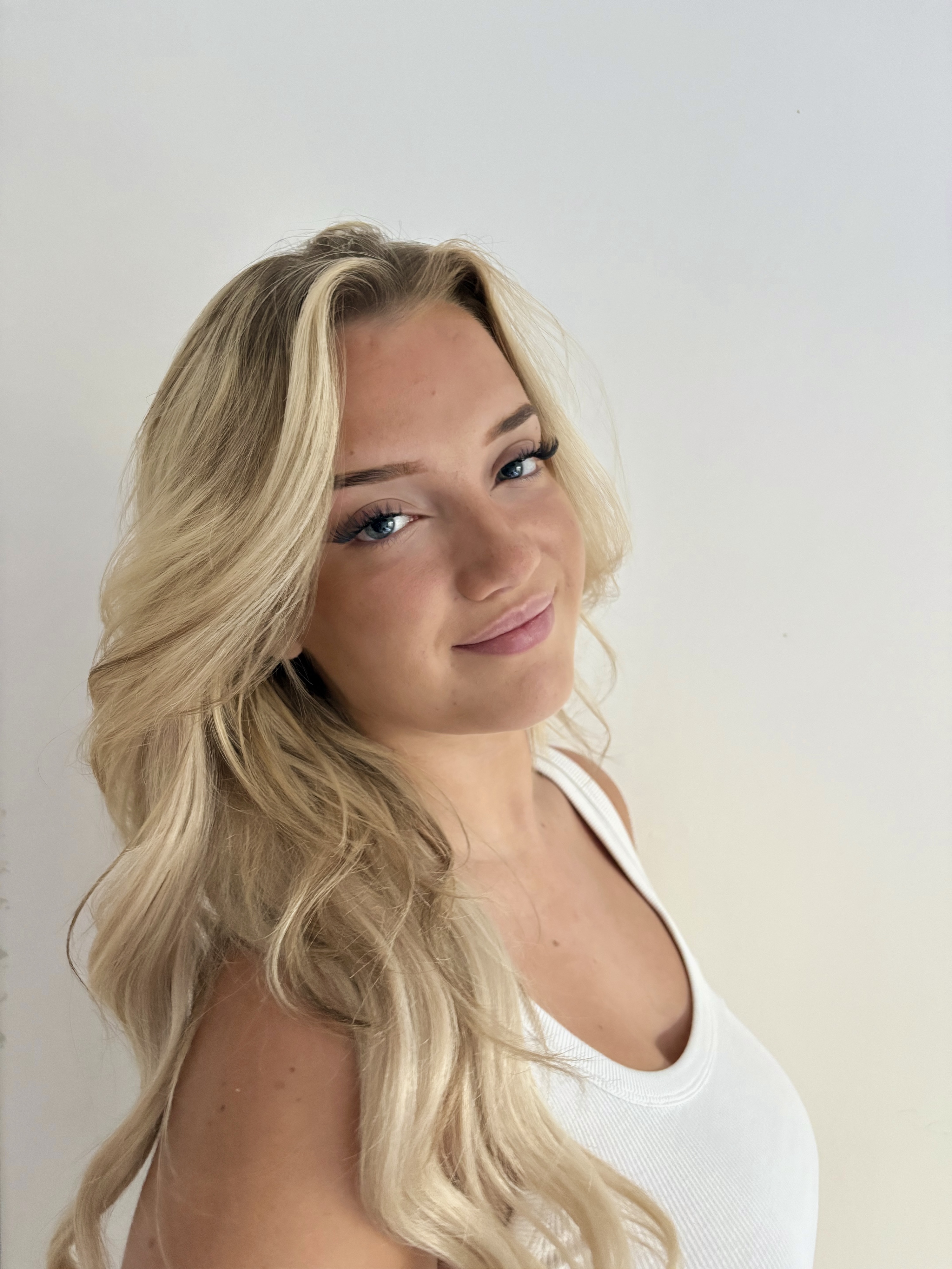 Louanne Rézé, Artiste-Interprète - Agence Anora