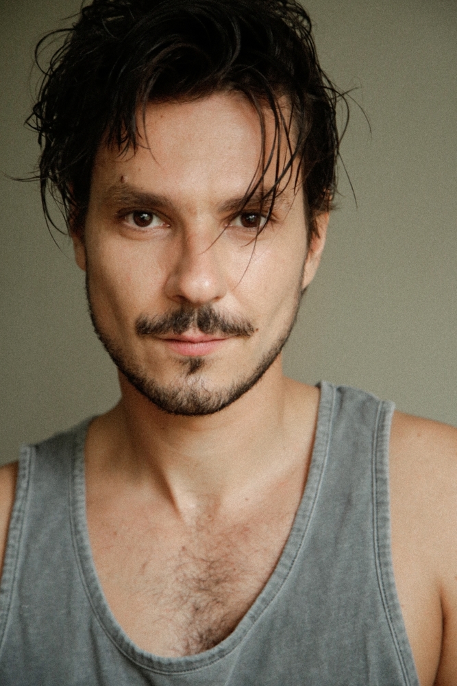 Théo Delezenne, Artiste-Interprète - Agence Anora